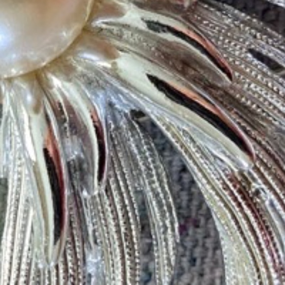 VINTAGE SARAH COVENTRY Brooch Floral Silver SWIRL Pearl Statement - Picture 4 of 8